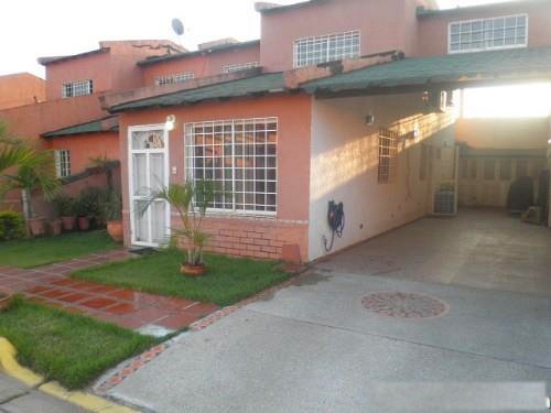 Porche y Estacionamiento Techado